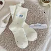 Meias de Veludo Australiano Cor de Leite com Desenho de Pato Amarelo Bordado Outono e Inverno Engrossadas de Cano Médio Estilo Japonês Macias e Aconchegantes Meias Quentes para Casa e Dormir