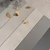 Piso de Madera Compuesta Reforzada con Microcemento Sala de Exposición Uso Doméstico y Comercial Piso Estilo Wabi-Sabi Crema Resistente al Agua y al Desgaste Piso de Madera