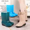 Zapatos de lluvia de caña media engrosados para mujer, zapatos de agua para mujer, botas de lluvia para mujer, zapatos impermeables de moda, zapatos de goma antideslizantes para cocina, cubrebotas de trabajo, botas de agua