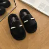 Chinelos fofos de sola grossa com decoração de pérolas para mulheres, novo estilo outono/inverno 2026, bico aberto, forrados com fleece, quentes e confortáveis para usar ao ar livre