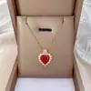 Novo colar com pingente de rubi em formato de coração vintage para mulheres, moderno e versátil, conjunto elegante de brincos e anel de alta qualidade atacado