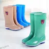 Botas de lluvia impermeables con suela de goma para mujer, botas de lluvia de tubo alto duraderas, zapatos de agua engrosados, antideslizantes, a la moda, universales para uso laboral de mujer
