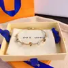 Pulsera de Lujo Ligero Marca V de 26 Luces, Artículo Popular de Venta Transfronteriza, Joyería Versátil Elegante de Moda para Mujer con Diseño Único