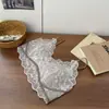 Lingerie de renda francesa, projetada para mulheres com seios pequenos, apresenta um estilo sexy e sedutor, é sem aro para conforto e vem na cor branca.. É um sutiã fino e leve adequado para o verão