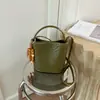 Bolso tipo cubo con patrón tejido para el día a día 2026 verano nueva moda bolso de hombro único bandolera bolso de mano personalizado de color liso de moda