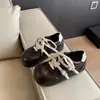Zapatillas versátiles, moda nuevo estilo 2026, zapatos casuales de corte bajo con aumento de altura interior, con cordones, zapatillas de entrenamiento alemanas para mujer, estilo coreano, marrón