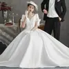 Estudio Fotográfico Tema Ropa Pareja Foto Vestido de Cintura Alta Exterior Blanco Estilo Coreano Satín Cola Larga Vestido de Boda Mangas Abullonadas