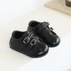 Sapatos pretos de couro macio para bebês no outono, com solado macio e face macia, fecho duplo para meninos, sapatos de caminhada para bebês meninas, sapatos para crianças pequenas