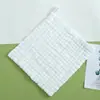 Toalla cuadrada de seis capas de gasa seersucker de color liso toalla para babas de bebé toalla de algodón absorbente para babas de color liso bordado publicidad