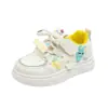 Zapatillas blancas de dibujos animados lindas para niñas, nuevo modelo primavera y otoño 2026, zapatos casuales para niños mayores, zapatillas de niña