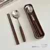 Palillos Coreanos de Madera Maciza y Set de Cuchara Caja de Almacenamiento Portátil Sensación Retro Una Persona Estudiante Trabajador de Oficina Flor de Seda