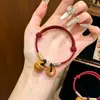 Pulsera de Hilo Rojo con Huesos de Durazno para la Buena Suerte en el Año Zodiacal de Uno, Adecuada para Hombres, Mujeres, Bebés y Niños, Tejida para Protección Contra el Miedo, Hecha de Madera de Durazno Vieja