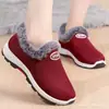 Sapatos de inverno 2023 chiques com forro de fleece de pelo de coelho, tecido de algodão grosso, slip-on para mãe, quentes, confortáveis, casuais para caminhar, sapatos de algodão