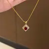 Collar con Colgante de Corazón de Llama de Gama Alta Cadena para Clavícula Anillo de Diamante Rojo de Lujo Ligero Juego de Gemas