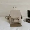 Mochila con textura similar al ante, nuevo diseño minimalista para 2026, adecuada para el trayecto diario, se puede llevar a mano, usar como bolso de hombro o mochila, y presenta un estilo retro y moderno para el otoño