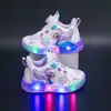 Sapatos infantis com luzes para atacado 2026 primavera e outono novos tênis esportivos respiráveis de malha para bebês e crianças pequenas com solas macias para correr