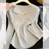 Suéter de punto con cuello en V y volantes, empalmado con encaje, estilo dulce para mujer, nueva camisa básica de primavera y otoño ajustada con un diseño elegante