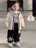 Conjunto 1 de Estilo Universitario Coreano para Niños: Cárdigan de Punto, Camiseta de Manga Larga y Pantalones Curvos para Niños - Conjunto Versátil de Tres Piezas para Niños