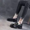 Sapatos de couro com sola grossa para aumentar a altura, modelo novo de outono 2026, mocassins casuais versáteis para pessoas baixinhas