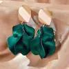 Estilo Europeo Transfronterizo Nuevos Pendientes Colgantes de Flor de Rosa Pendientes de Botón Moda Versátil Sensación de Alta Gama Adornos Colgantes para Pendientes Fabricante Venta al por Mayor