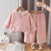 Conjunto de inverno versátil e estiloso para meninas, nova coleção 2026, apresentando um moletom com zíper e capuz e calças forradas de fleece, um conjunto de duas peças