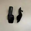 Chinelos de camurça com bico quadrado, salto fino e uma tira para mulheres, para uso externo, novo estilo de verão 2026, sandálias slide elegantes e versáteis de salto alto