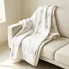 Toalla blanca hecha a medida con diseño de mariposa morada, toalla de baño de secado rápido, toalla suave de forro polar de coral para lavar el cabello y la cara