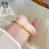 O mesmo estilo do bracelete anel liso banhado a ouro 3N tradicional da joalheria, um bracelete anel sólido, fechado e delicado para mulheres, um acessório versátil