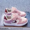 Zapatos de Skate para Niños 2026 Estilo Nuevo Cuatro Estaciones Bloque de Color para Niñas Suela Suave Zapatos Casuales Zapatos Deportivos para Niños Estudiantes de Primaria Zapatos Individuales Modernos