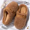 Chinelos de Algodão Femininos Outono/Inverno 2026 Novo Estilo Internos para Casa Antiderrapantes Quentes com Pelúcia Extra Espessa Solado Grosso Chinelos de Pelúcia Domésticos