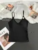 Camisola de outono e inverno com design em V escovado e emendado para mulheres, adequada para usar por dentro e por fora, com bojos fixos, não precisa usar sutiã, top confortável