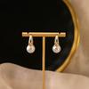 Aretes de perlas estilo retro francés estilo Hong Kong aretes geométricos redondos simples plisados aretes de lujo ligero de alta gama estilo Chanel