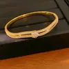 Pulsera con cierre de flor envuelta en cruz de circonita, chapada en oro real de 18 quilates, exquisita y versátil, joyería de nicho de lujo ligero