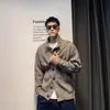 Cardigan Casual Retrô Americano Tricô Masculino 2025 Outono e Inverno Novo Estilo Estilo Preguiçoso Jaqueta de Tricô Cor Lisa Masculina