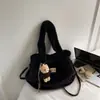 Elegante e moderna, macia e versátil, simples e elegante, bolsa de ombro casual, bolsa de mão de pelúcia feminina para o outono de 2026