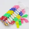 Venta al por mayor de fábrica Silbato de plástico colorido Juguetes para puestos callejeros infantiles Silbato para árbitro de competición de fans Lanyard Específico para fútbol