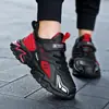 Novos Sapatos Impermeáveis de Couro para Meninos 2026 Outono/Inverno Sapatos Individuais Estilo Coreano Infantil Calçados Esportivos Casuais Tênis para Corrida de Estudante