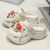 Sapatos de Buraco EVA Femininos 2025 Novo Verão Popular ao Ar Livre Sandálias Chinelos de Solado Grosso com Biqueira Fechada para Praia Esportes