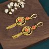 Cientos de millones de pendientes originales de oro antiguo con esmalte de flor de ciruelo de nueva joyería china de moda nacional retro para mujer, nicho antiguo que combina con todo.