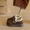 Botas de neve quentes de novo estilo com solas grossas, apresentando fivela de couro, design de calçar fácil e forro de fleece para o inverno de 2026, estilo Birkenstock feminino