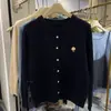 Cárdigan de punto coreano dulce para otoño e invierno, nuevo, cuello redondo, con diseño de flor de hongo, suave, rejuvenecedor, con efecto adelgazante y suéter versátil de color liso