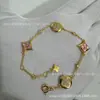 V oro versión alta L familia burro rombo pulsera redonda cuatro flores nácar blanco nácar rosa fábrica de origen transmisión en vivo llevar mercancía