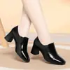 Sapatos de couro femininos elegantes, sapatos de trabalho com salto grosso e corte profundo, sapatos de salto alto de bico quadrado para primavera e outono, sapatos de peça única para mães de meia-idade