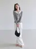 Camiseta Manga Longa Color Block Falsa Duas Peças Gola Azul Amarração Feminina Outono 2026 Lapela Moda Elegante Afinando Top