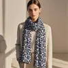Lenço Europeu e Americano Transfronteiriço Outono e Inverno Novo Elemento de Estampa de Leopardo Pequeno Veludo de Leite Tecido Tendência Lenço Versátil Lenço de Cabeça Xale
