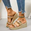 Nuevo Modelo 004 Zapatos de Mujer con Diseño de Boca de Pez, Estilo Europeo y Americano, Correa en Forma de Y, Tacón de Cuña, Talla Grande, Pedrería, Color Dorado, Microfibra
