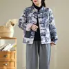 Nueva colección de invierno: Chaqueta de algodón holgada con estampado de pintura a tinta, que presenta un pequeño cuello mao, mangas largas y un cierre de botones retro.