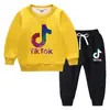 Conjunto de Moletom Infantil Outono/Inverno 2026, Novo Modelo Estiloso para Crianças Maiores, Forrado com Fleece e Espessado para Aquecimento, Conjunto de Manga Longa de Inverno