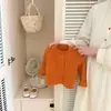 Cardigã de Tricô Dopamina Infantil com Listras Verticais 2026 Outono/Inverno Novo Estilo Bebê Cor Sólida Estiloso Versátil Peça de Roupa