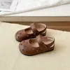 Sandalias Mágicas de Pegatina Huecas de Moda para Niñas Nuevas Llegadas Primavera/Verano 2026 para Bebés y Niños Pequeños Calzado de Exterior Suela Suave Sandalias Transpirables Modernas